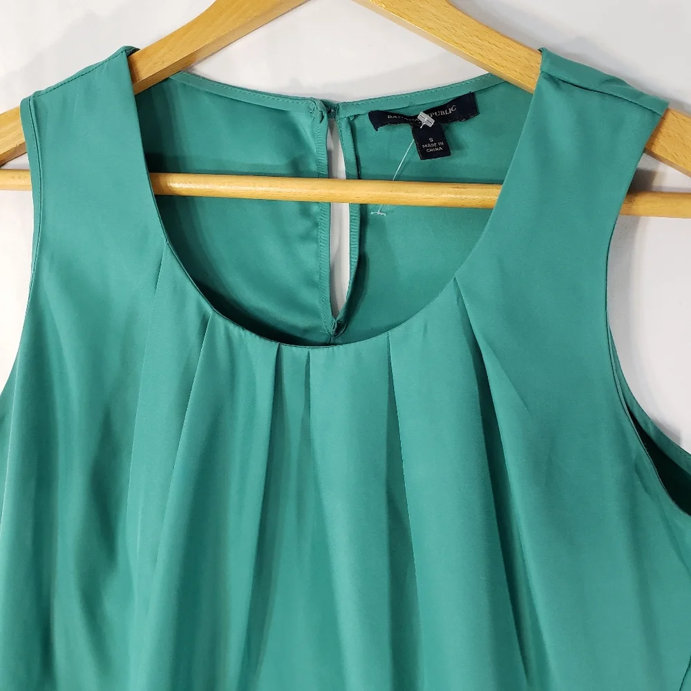 Banana Republic NWOT Green Perforated Front Hem Button Back Neck Top Size Small - Picture 2 of 7